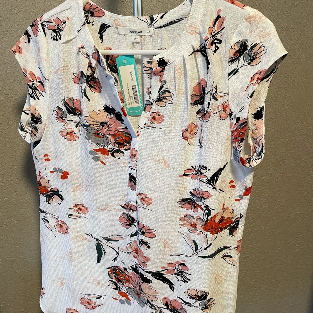 Stitch Fix - floral blouse - brand new with tags